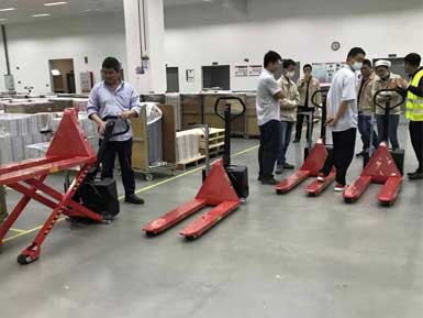 電動高升程搬運(yùn)車交付使用，感謝廠家羅總親自跟客戶講解操作方法！